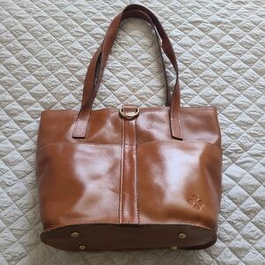Patricia Nash Women's Espelette Bucket Neutral Smooth Leather Shoulder Bag Purse